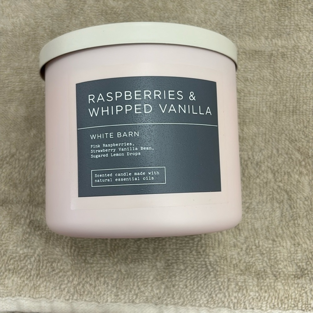White Barb 3-wick candle in scent Raspberries & whipped vanilla